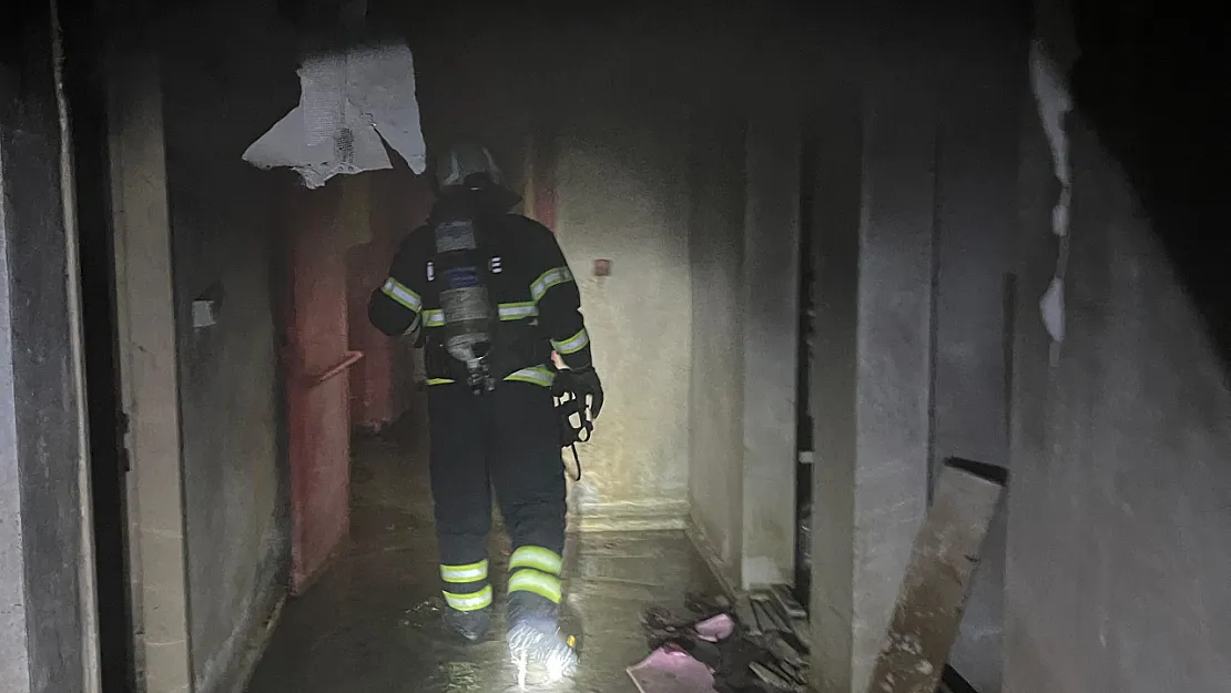 Siirt Kurtalan'da Polis Lojmanlarında Yangın: 13 Kişi Dumandan Etkilendi