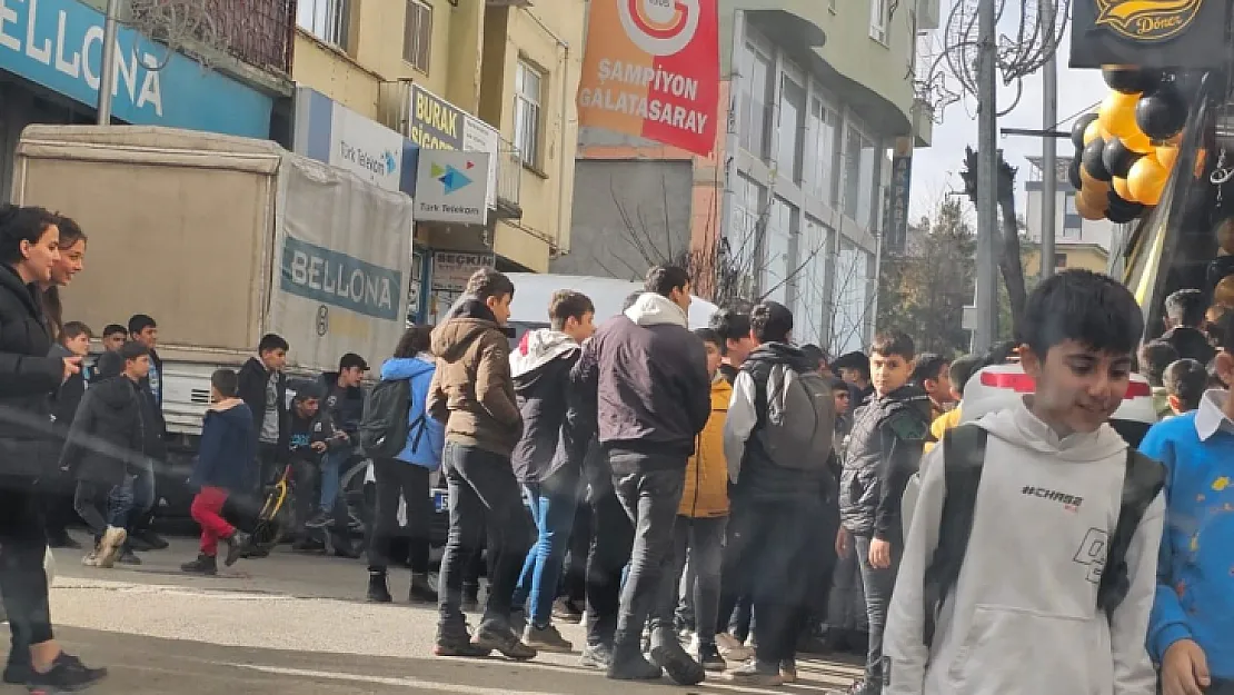 Siirt Kurtalan'da Yeni Açılan İş Yerinde Vatandaşlara Ücretsiz Tavuk Döner Dağıtıldı