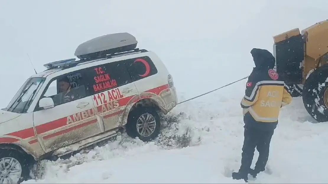 Siirt Pervari'de Sağlık Ekipleri Hastayla Birlikte Kar'a Saplandı! Ekipler Kurtarma İçin Seferber Oldu