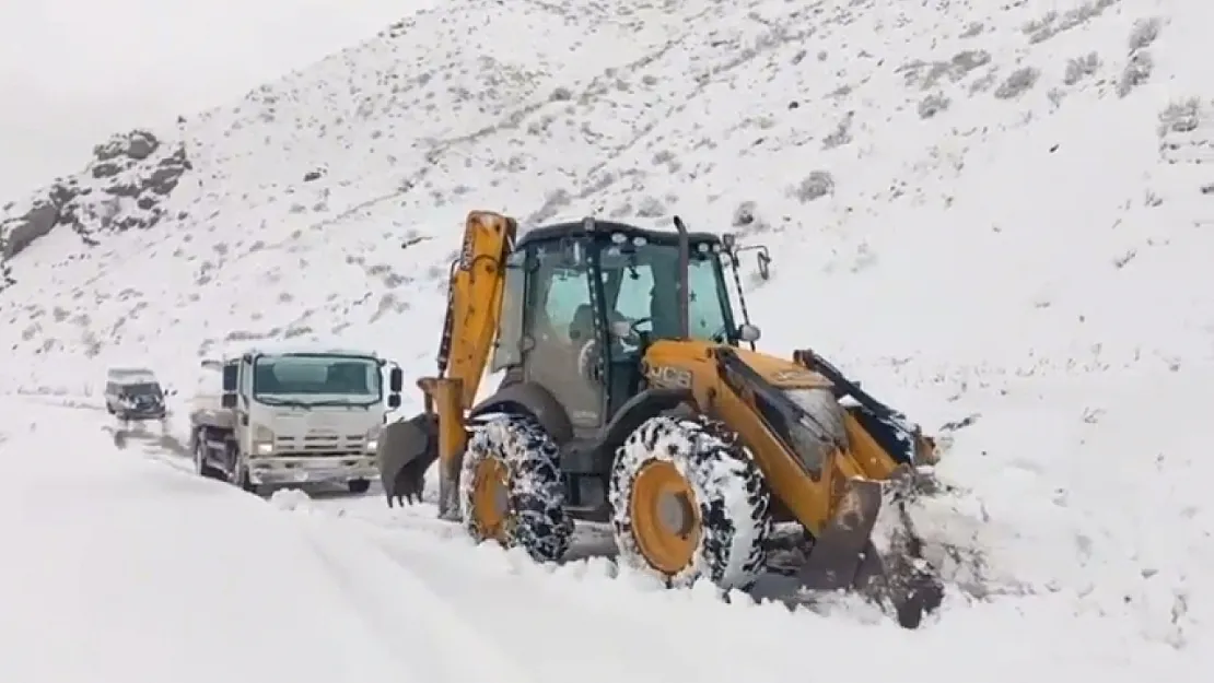 Siirt Pervari'de Mahsur Kalan Yolcu Minibüsü ve Akaryakıt Tankeri Kurtarıldı!