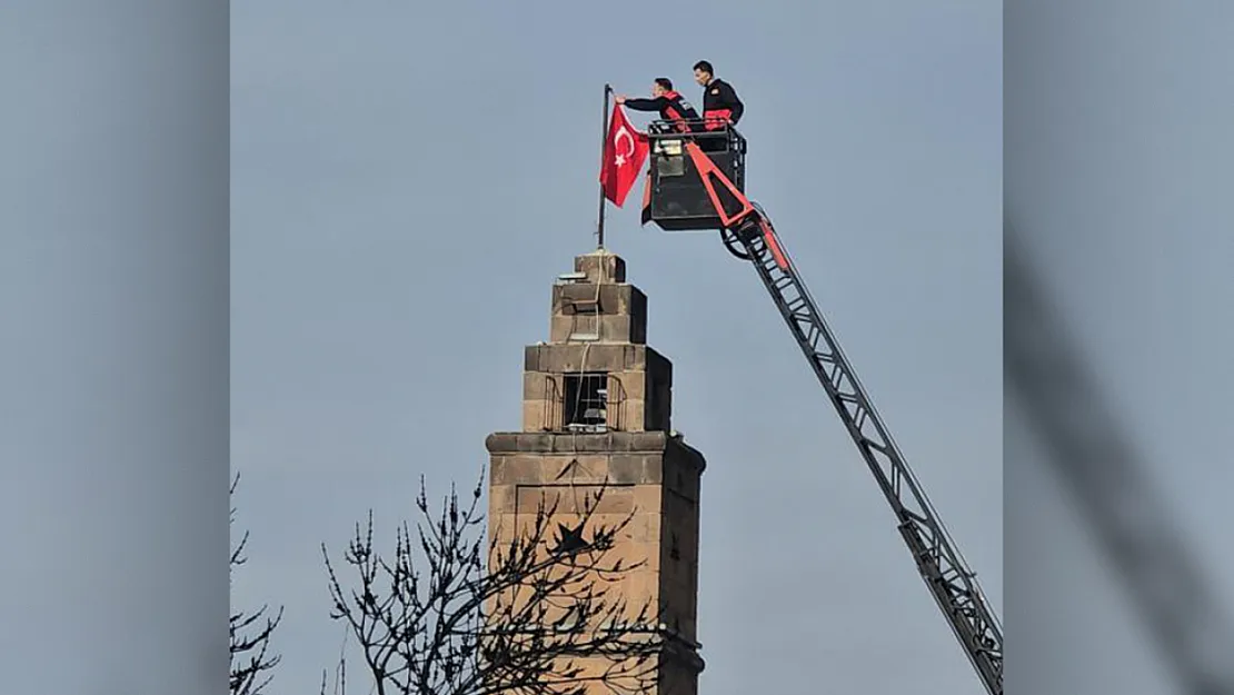 Siirt Saat Kulesi'nin Bayrağı Değiştirildi