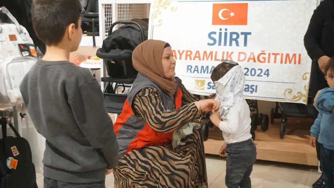 Siirt Sadaka Taşı Derneği Bayram Öncesi Yüzlerce Yetim Çocuğun Yüzünde Tebessüm Oldu