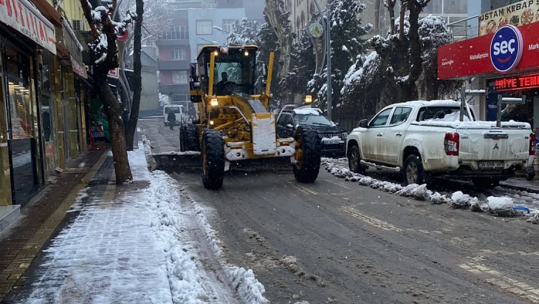 Siirt Şehir Merkezi Kara Hasret! İlçelerde İse Kar Temizleme Çalışmaları Devam Ediyor