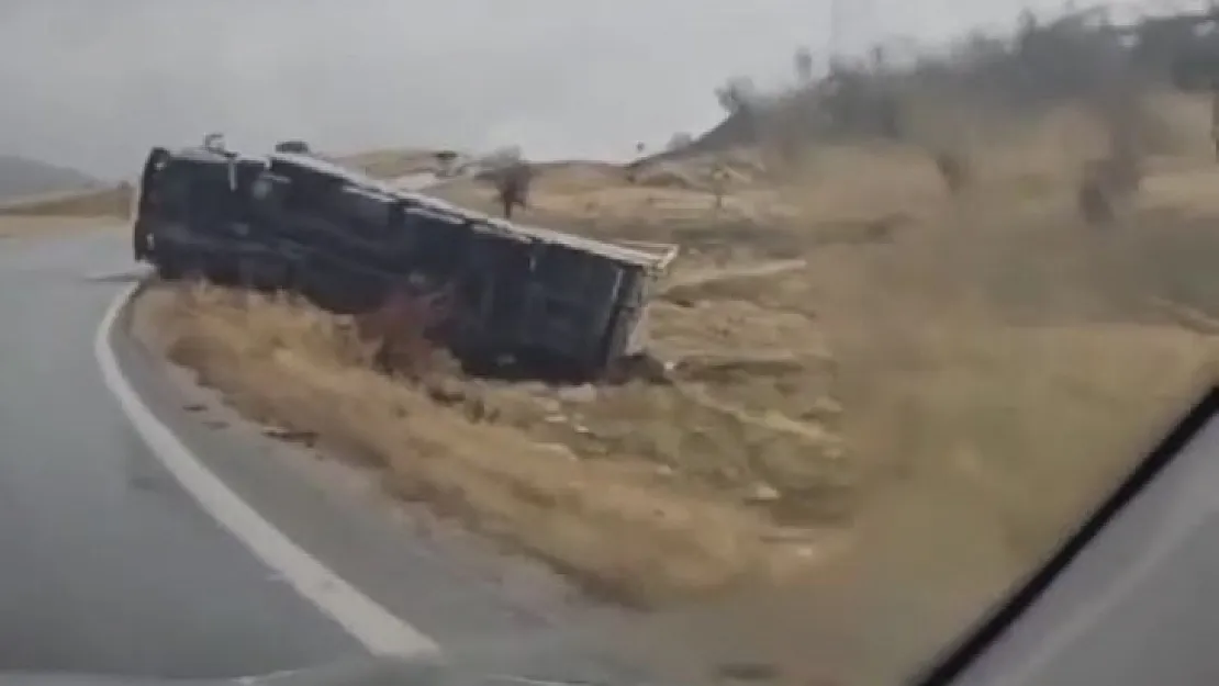 Siirt Şırnak Karayolunda Kayganlaşan Yolda Direksiyon Hakimiyetini Kaybeden TIR devrildi!