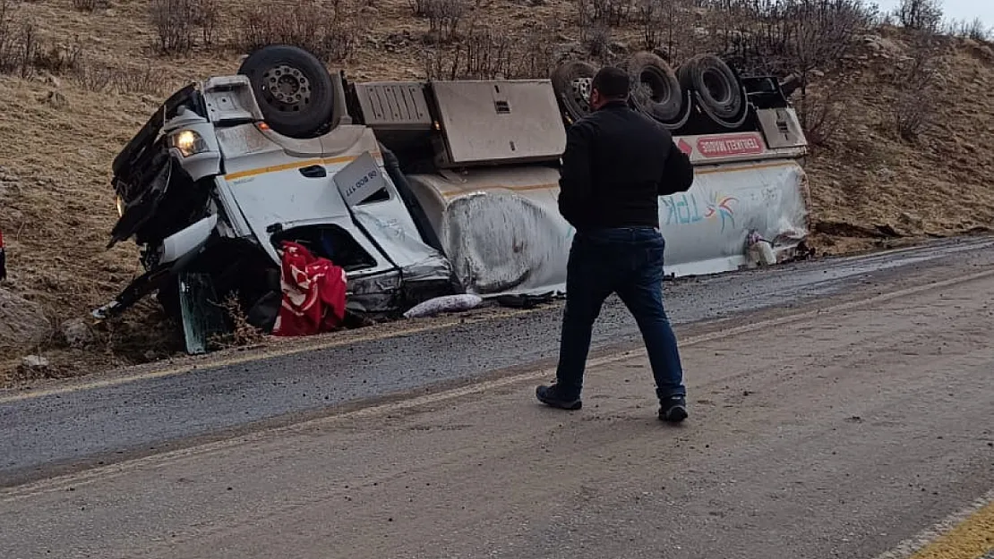 Siirt-Şırnak Karayolunda TIR Devrildi: 1 Yaralı