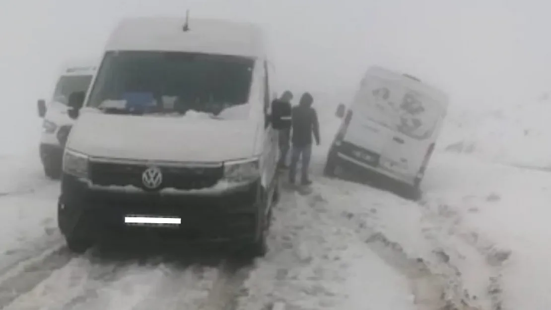 Siirt Şırnak Karayolunda Yoğun Kar Nedeniyle Onlarca Araç Mahsur Kaldı!