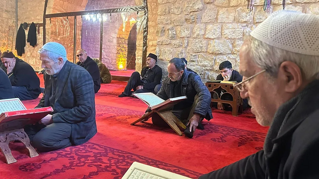 Siirt Tarihi Ulu Camii'nde Ramazan Ayında Mukabele Geleneği Sürüyor