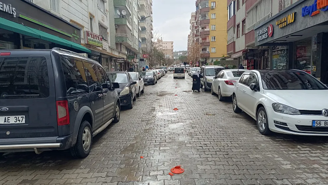 Siirt'te 10 Gün Önce Takılan Dubaları Uzaylılar mı Söktü? Esnaf ve Vatandaşlar Tepkili