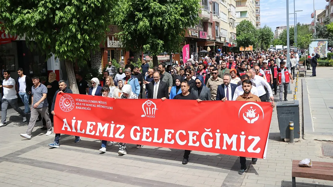 Siirt'te 15 Mayıs Aile Günü Coşkusu: Farkındalık Yürüyüşüne Yoğun Katılım