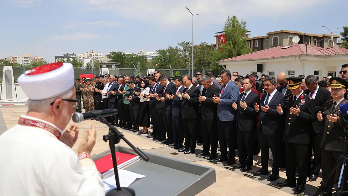 Siirt'te 15 Temmuz Şehitleri Dualarla Anıldı: Garnizon Şehitliği'nde Duygu Dolu Anlar