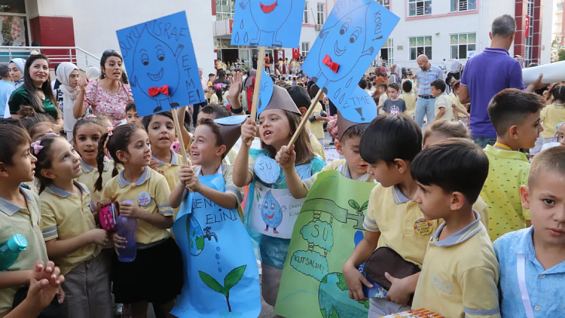 Siirt'te 1500 Minik Öğrenci Su İsrafına Dikkat Çekmek İçin Resim Çizdi!