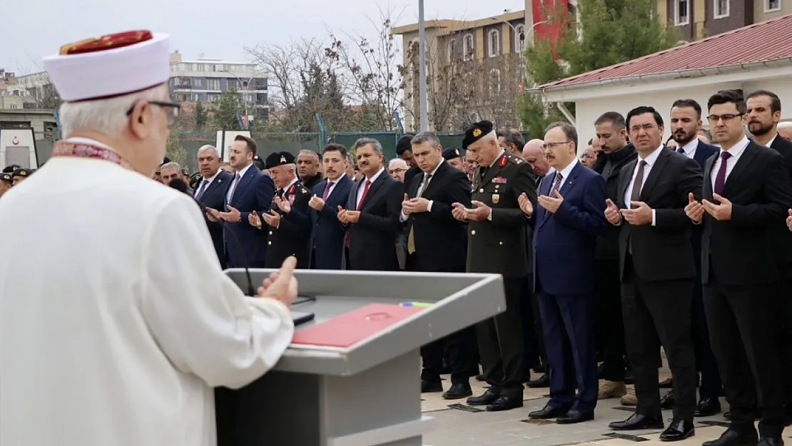 Siirt'te 18 Mart Şehitleri Anma Günü ve Çanakkale Zaferi'nin 110. Yıl Dönümü Anma Programı Düzenlendi