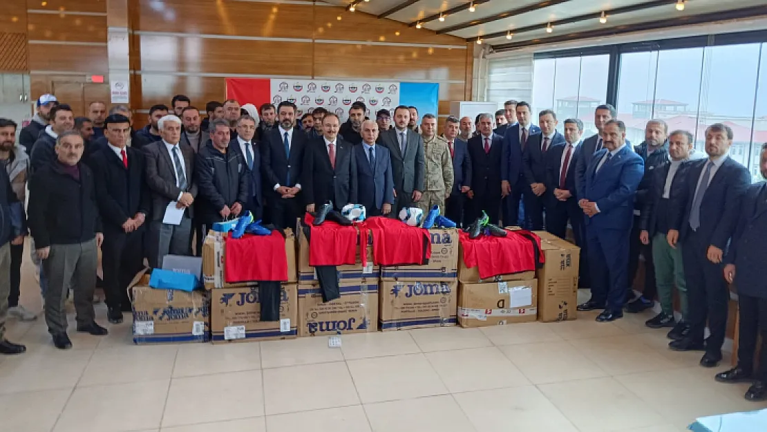 Siirt'te 19 Spor Kulübüne 1 Milyon 37 Bin TL'lik Malzeme Yardımı Yapıldı