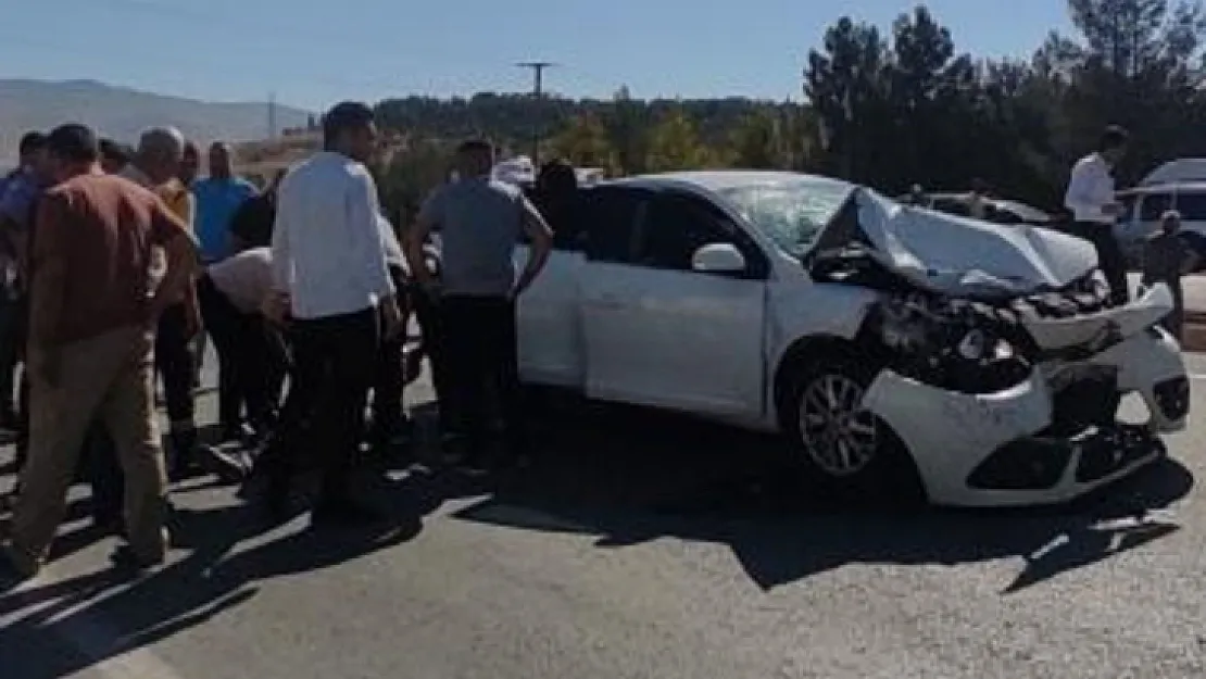 Siirt'te 2 Araç Kafa Kafaya Çarpıştı: 1'i Ağır 4 Yaralı