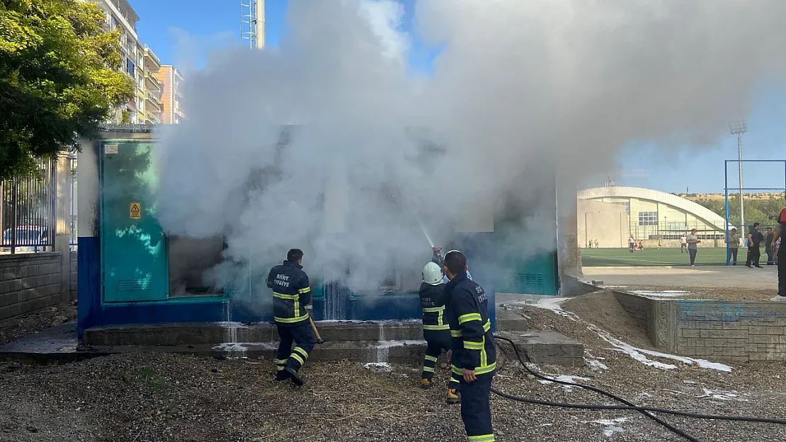 Siirt'te 2 Nolu Sentetik Çim Sahada Trafo Yandı!