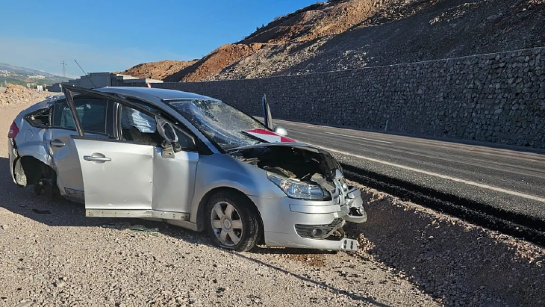 Siirt'te 3 Kişilik Aile Kullanılamaz Hale Gelen Araçtan Yara Almadan Kurtuldu