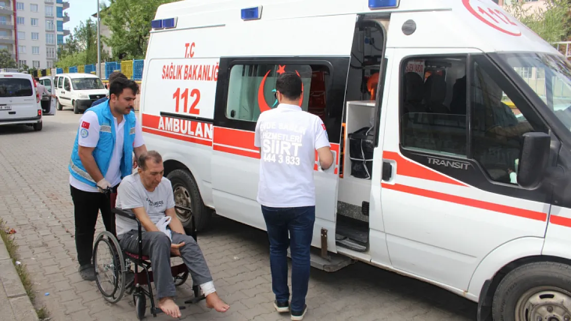 Siirt'te 30 vatandaş ambulanslarla oy kullanmaya götürüldü