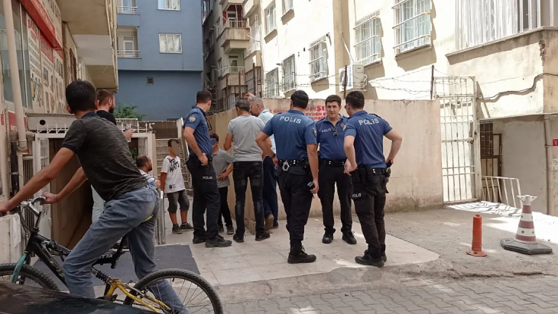 Siirt'te 90 Yaşındaki Kadınla TikTok Uğruna Dalga Geçmek İsteyen Çocuklara Polis Müdahalesi