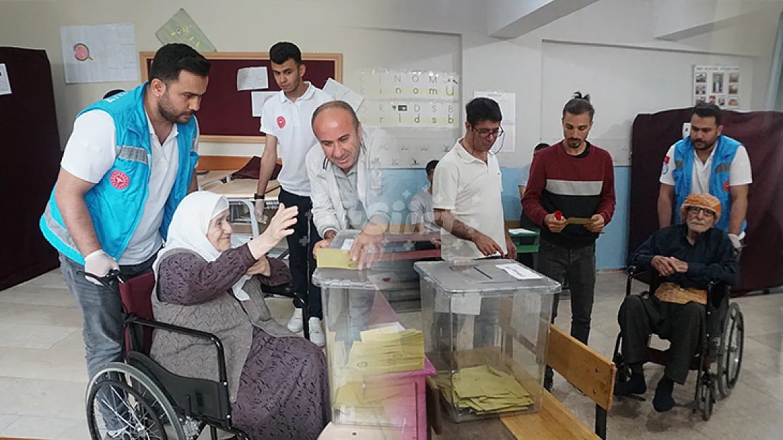 Siirt'te 91 yaşındaki Vecide Altın ve 89 yaşındaki Fettah Özer Tekerlekli Sandalye Yardımıyla Oy Kullandı!