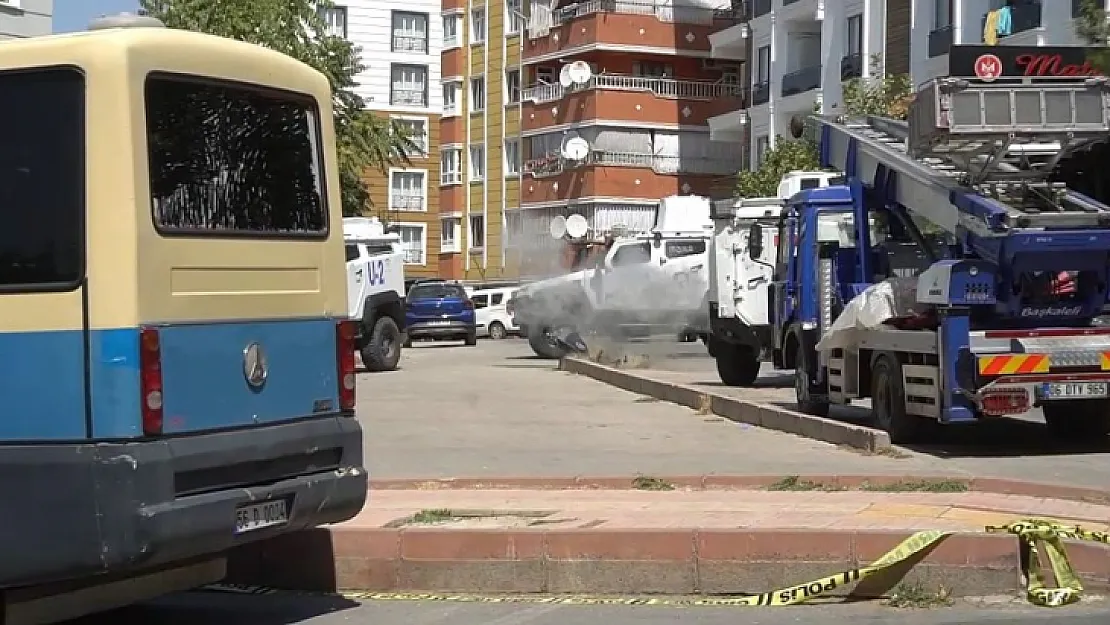 Siirt'te AK Parti il binası önüde hareketli dakikalar! Şüpheli valiz polis tarafından patlatıldı