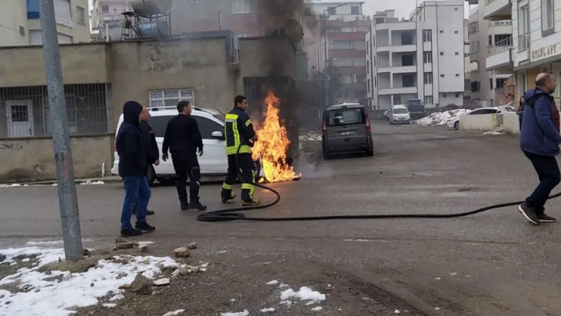 Siirt'te alev alev yanan araç kullanılamaz hale geldi!