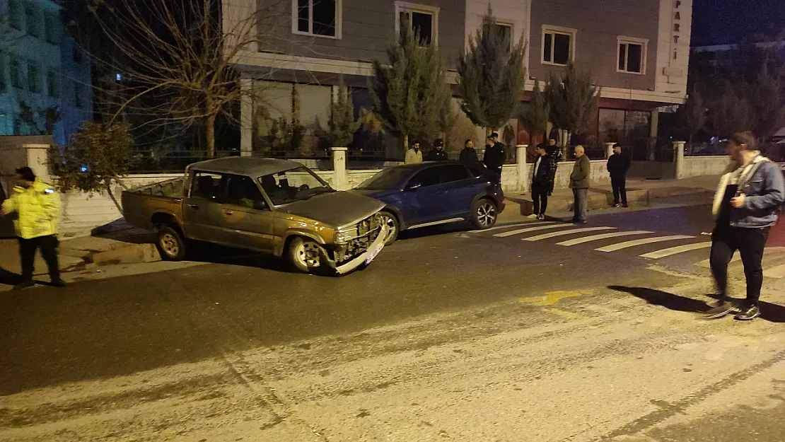 Siirt'te Alkollü Sürücü Önce Kaldırıma Ardından Park Halindeki Araca Çarptı