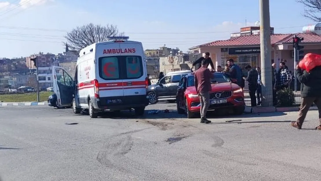 GÜNCELLEME! Siirt'te Ambulans ile Otomobil Çarpıştı: 2 Yaralı