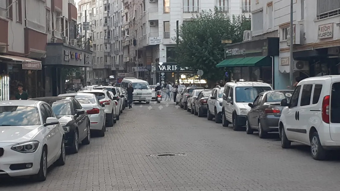 Siirt'te Ambulansların Acil Çıkış Yaptığı Caddede Çift Sıralı Park! Siirt Halkının Canı Önemsenmiyor mu?