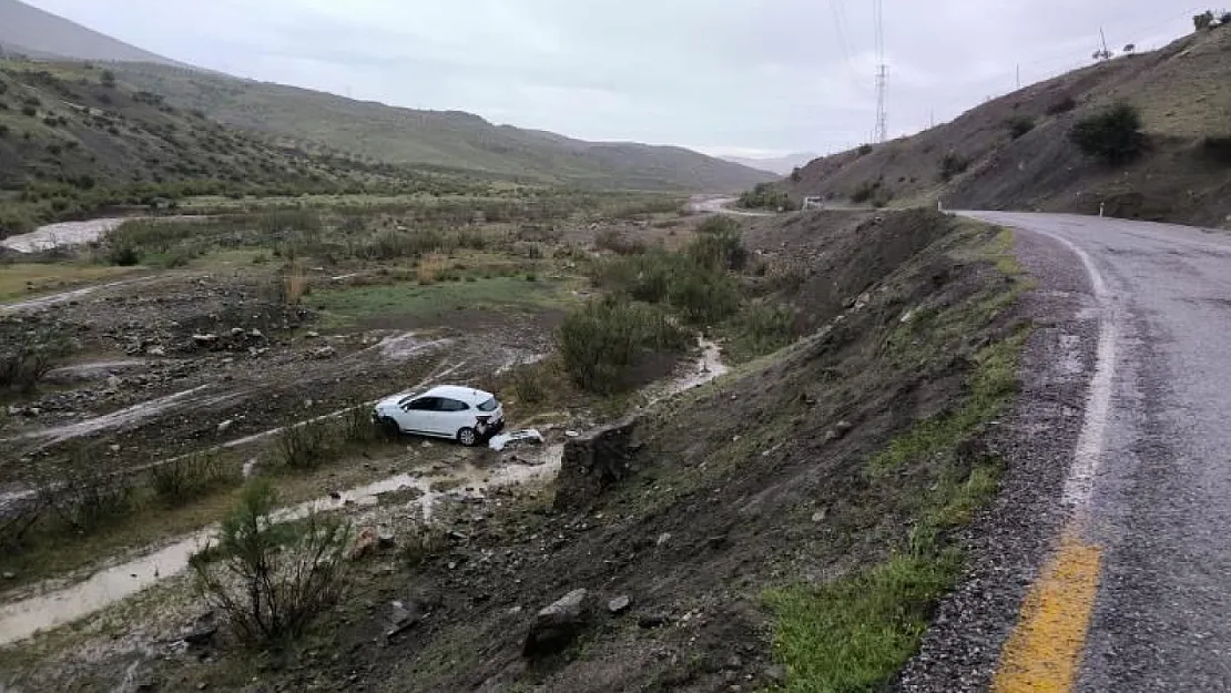Siirt'te Araç Şarampolden Dereye Uçtu