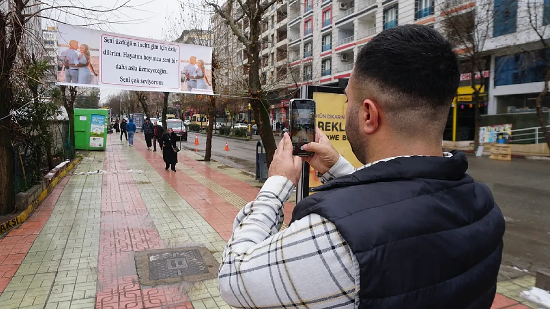 Siirt'te Aşkını Tüm Şehre Duyurdu! Eşinden Af Dilemek İçin Pankart Astı