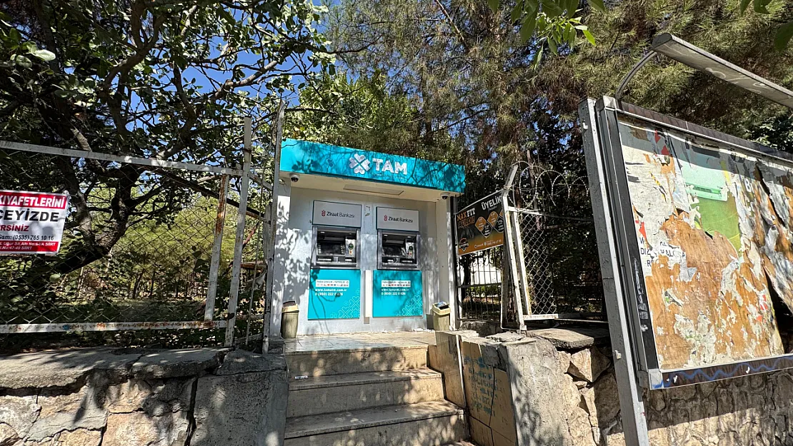 Siirt'te ATM'lerin Renkleri Değişti, Vatandaşlar Kısa Süreli Şaşkınlık Yaşadı