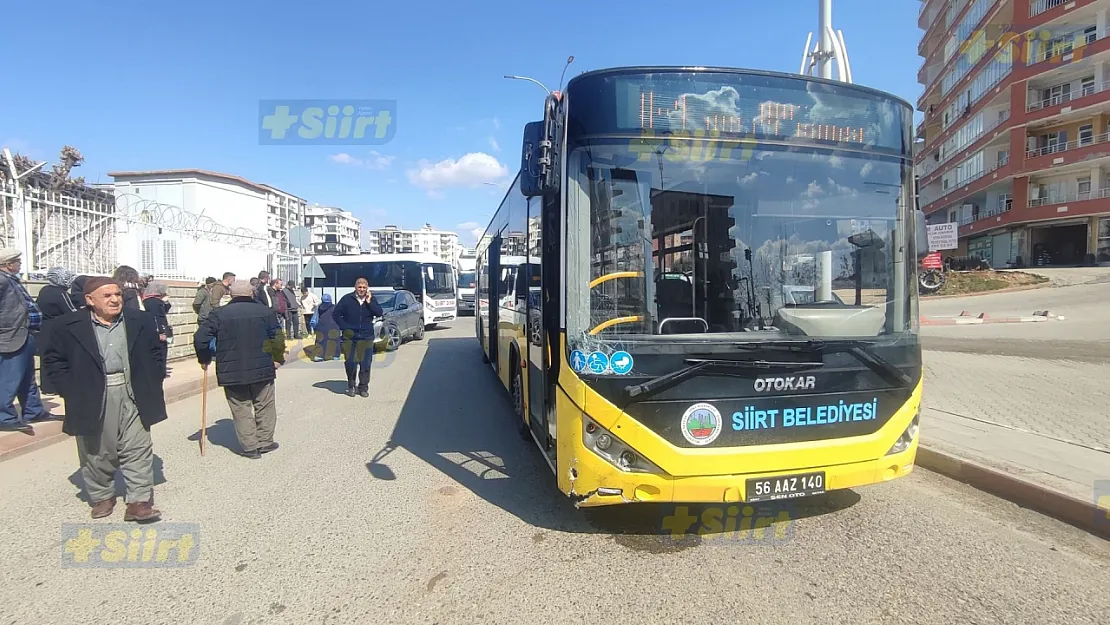 Siirt'te Belediye Otobüsü ile Otomobil Çarpıştı