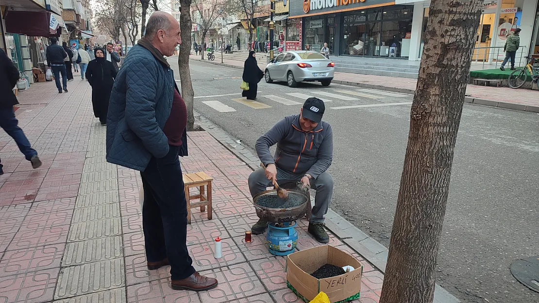 Siirt'te Bir Esnafın Menengiç Kavurma Yöntemi Büyük İlgi Görüyor! İşte 1 Kilo Menengiçin Fiyatı...