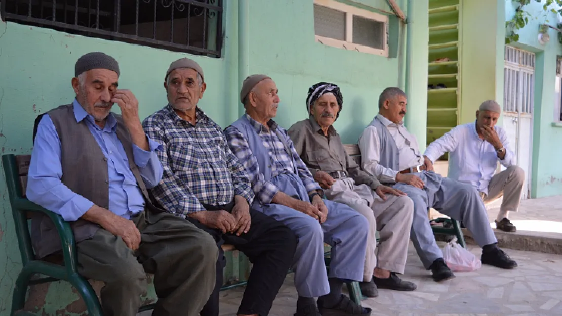 Siirt'te borcundan dolayı caminin elektriğinin kesilmesine cemaat tepki gösterdi