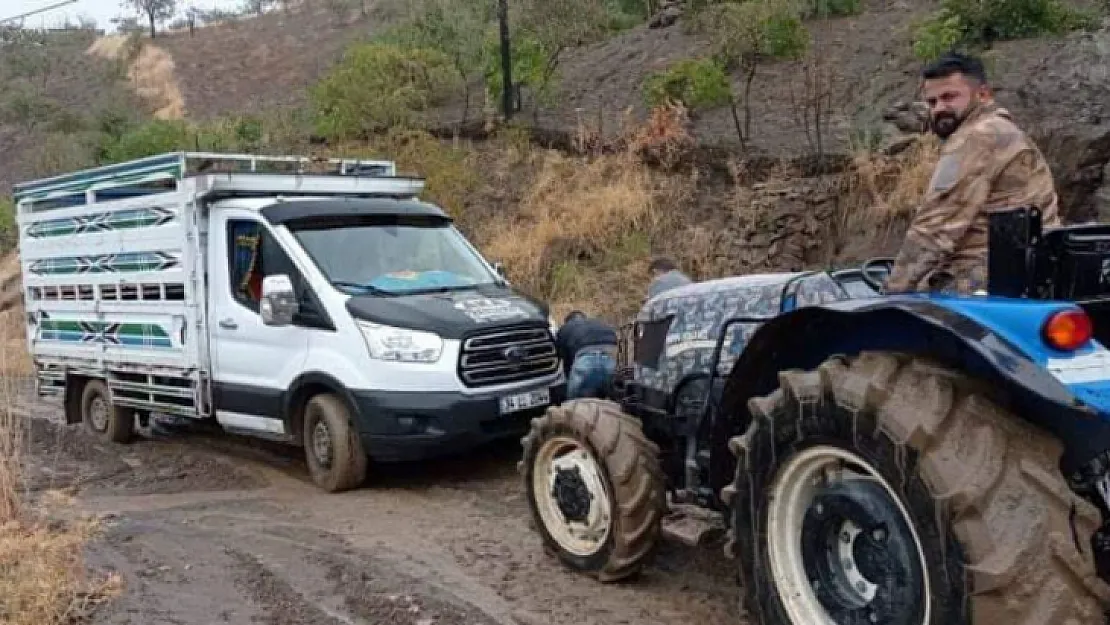 Siirt'te Çamura Saplanan Transiti Traktör Kurtardı