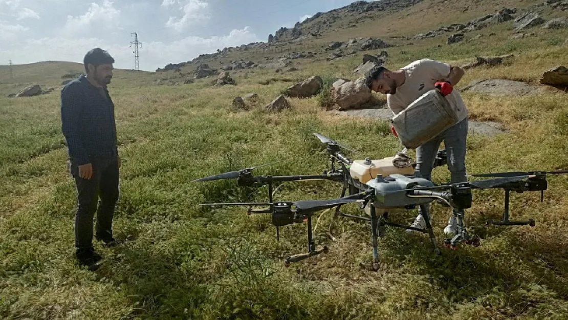 Siirt'te Çekirgelerle Mücadelede İlk Kez Drone İle İlaçlama Yapıldı