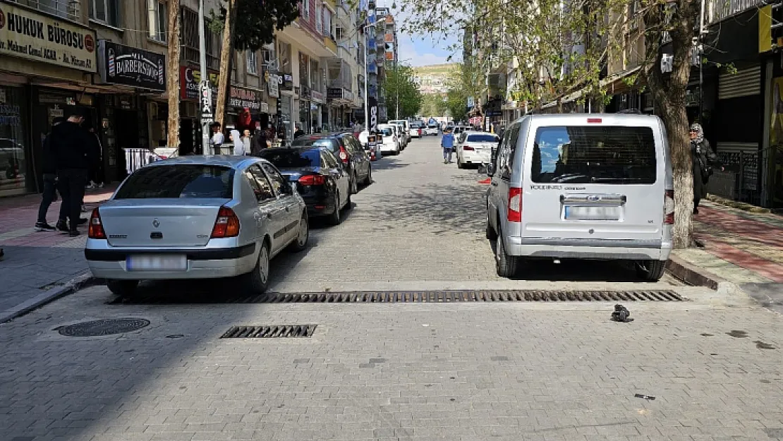 Siirt'te çift sıra araç parkı, trafiği alt üst ediyor!