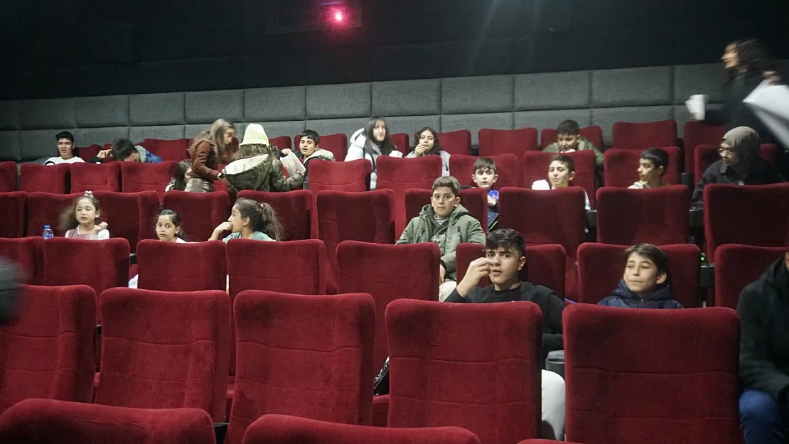 Siirt'te Çocuk Hakları İl Komitesi, Yarıyıl Tatilinde Çocukları Sinema ile Buluşturdu