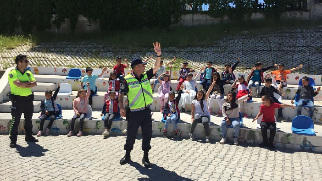 Siirt'te çocuklar trafik kurallarını yerinde öğreniyor