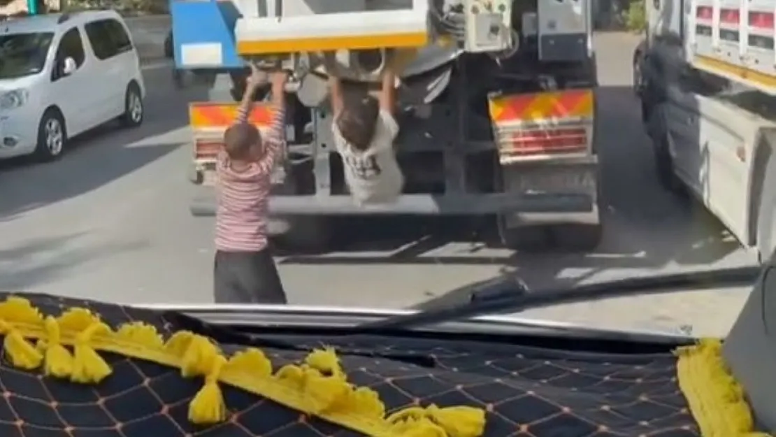 Siirt'te çocukların tehlikeli yolculuğu kamerada! Vidanjöre tutunarak barfiks çekmeye çalıştı