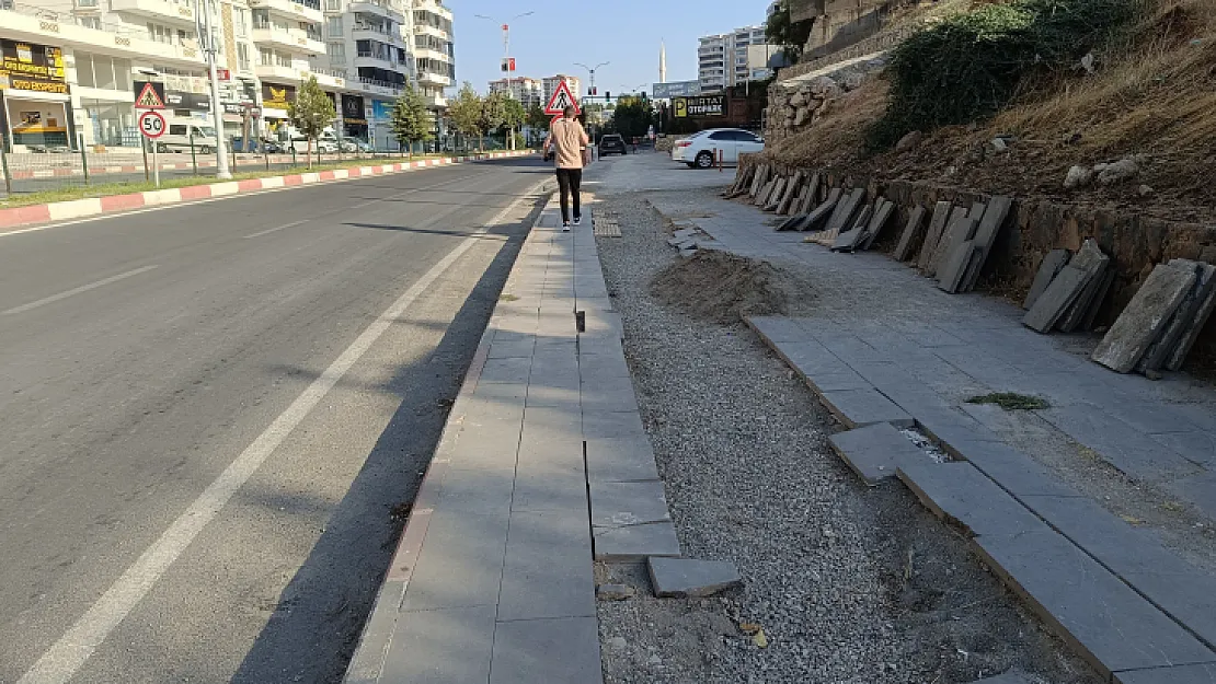 Siirt'te DEDAŞ'ın Yaptığı Çalışma Sonrası Kaldırımlar Kullanılamaz Hale Geldi