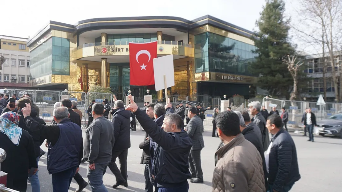 Siirt'te DEM Parti Kayyum Atamasını Yürüyüş İle Protesto Etti!