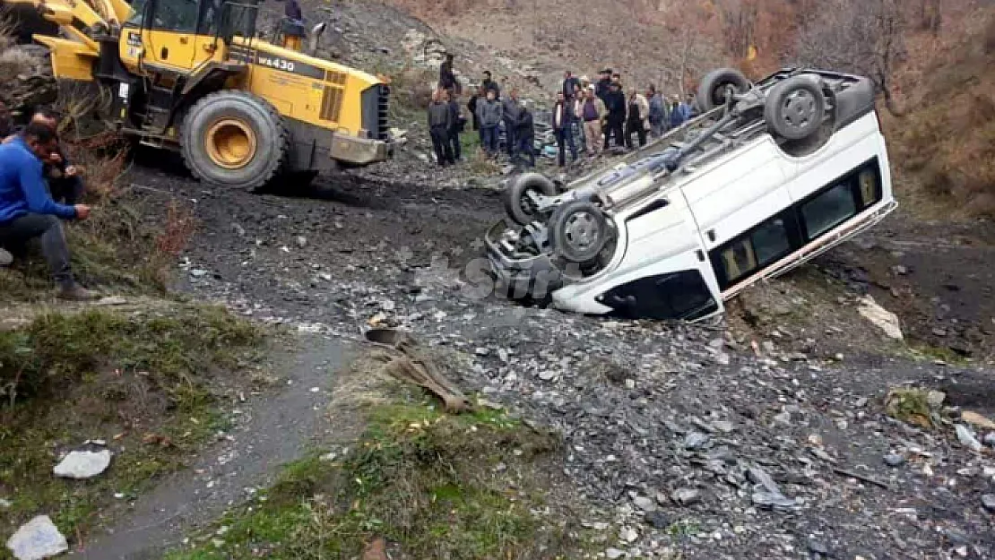 Siirt'te dereye yuvarlanan minibüste bulunan 3 kişi yaralandı!