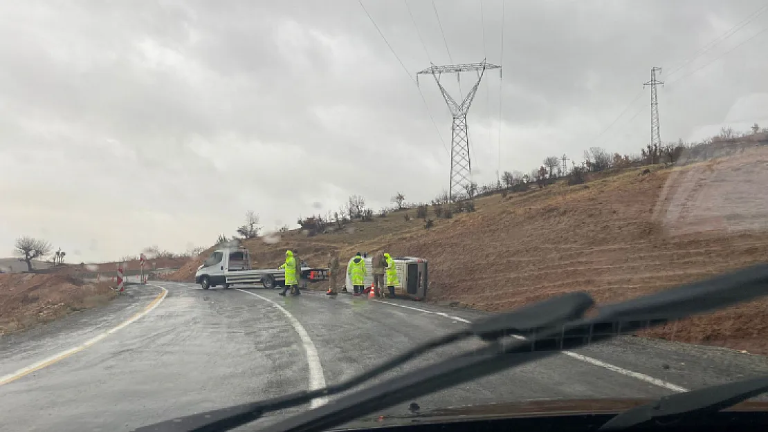 Siirt'te devrilen araçta bulunan üç kisi yaralandı