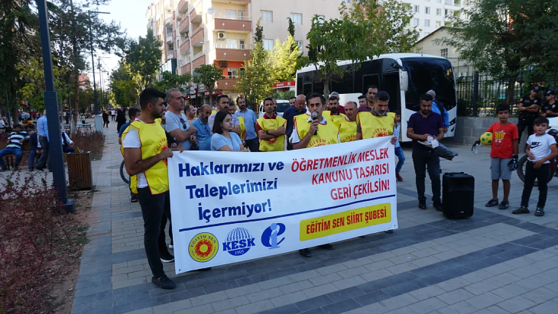 Siirt'te Eğitim Sen'den Basın Açıklaması: Öğretmenlik Meslek kanunu İptal Edilmeli