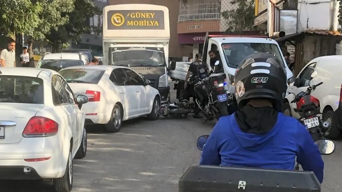 Siirt'te ehliyetsiz ve kasksız motosiklet sürücüsü polis kovalamacasında yakalandı