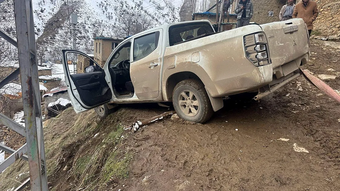 Siirt'te Elektrik Arıza Ekibinin Aracı Şarampole Yuvarlandı