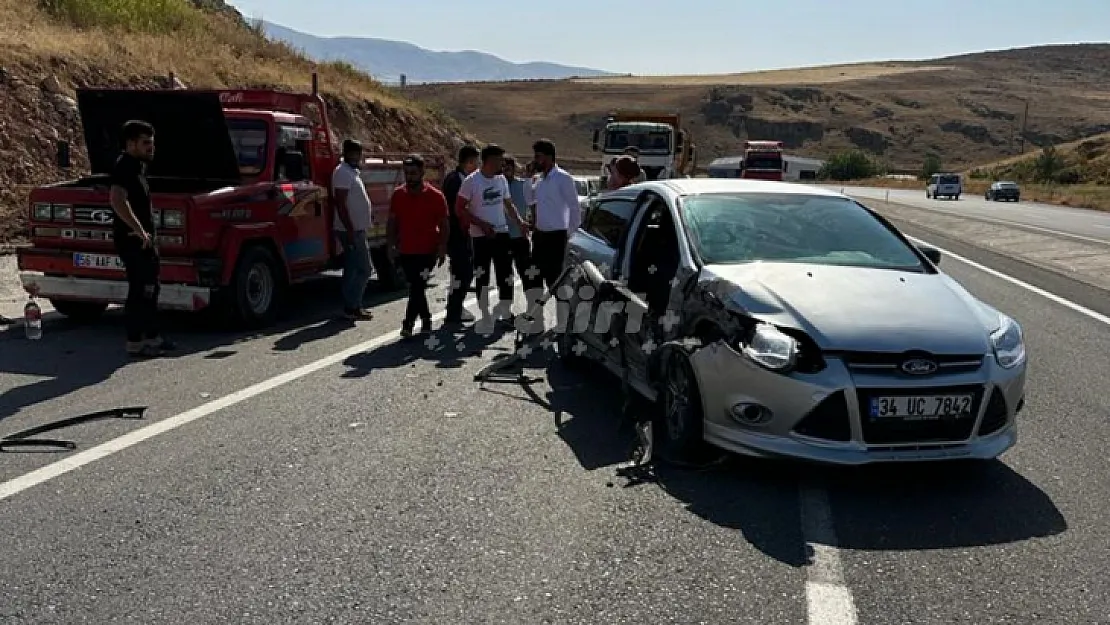 Siirt'te Emniyet şeridinde park halinde yanan kamyonete otomobil çarptı