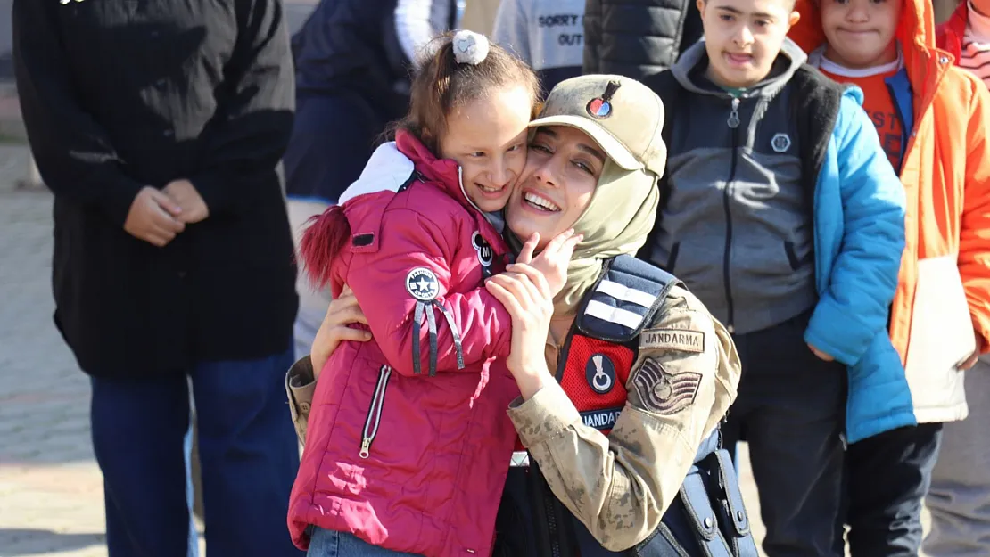 Siirt'te Engelleri Aşan Etkinlik: Jandarma, Çocukların Mutluluğuna Ortak Oldu