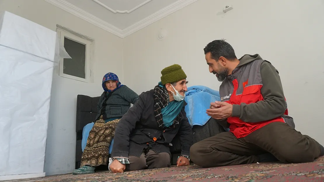 Siirt'te evinden 1 traktör atık malzeme çıkan yaşlı çifte yardım eli uzandı